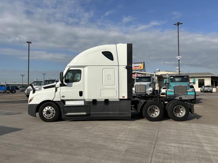 2021 Freightliner Cascadia-1