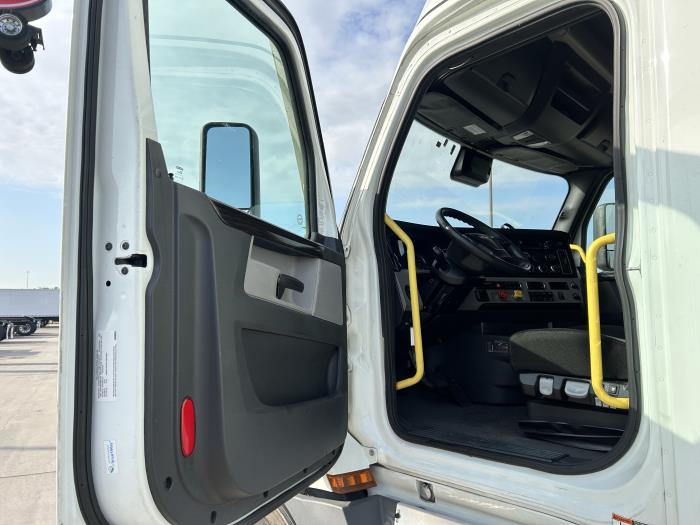 2021 Freightliner Cascadia-24
