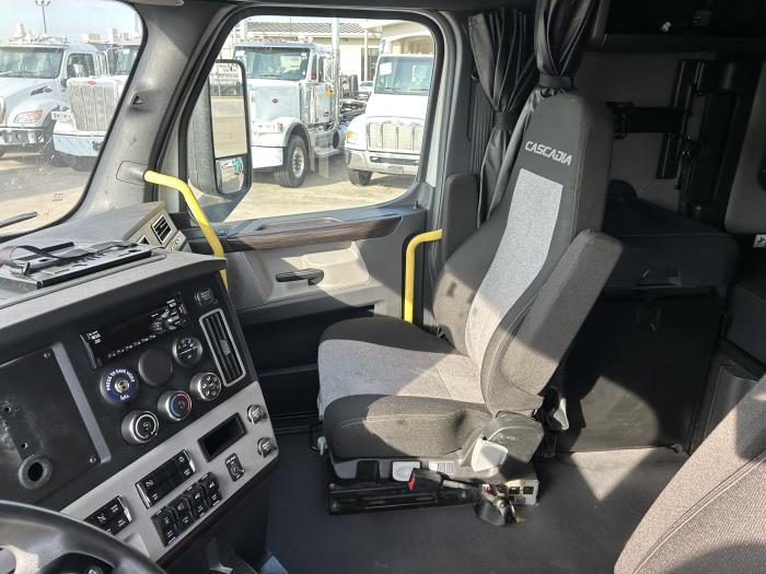 2021 Freightliner Cascadia-25