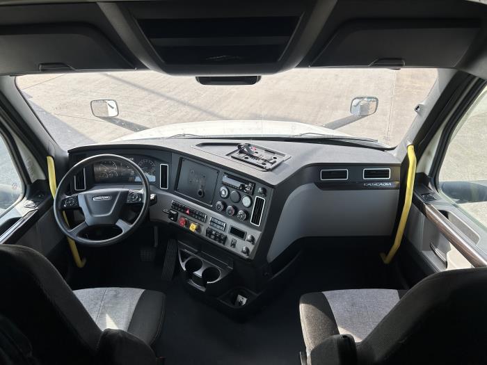 2021 Freightliner Cascadia-35