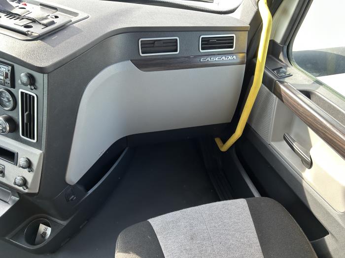2021 Freightliner Cascadia-36
