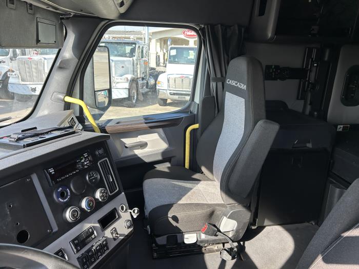 2021 Freightliner Cascadia-27