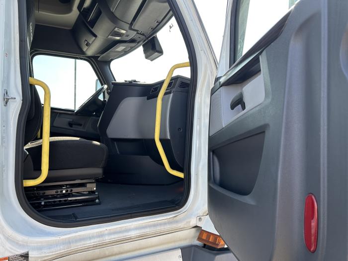 2021 Freightliner Cascadia-22