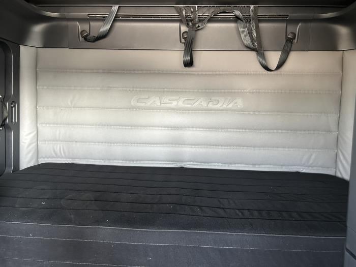 2021 Freightliner Cascadia-33