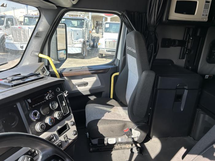 2021 Freightliner Cascadia-26