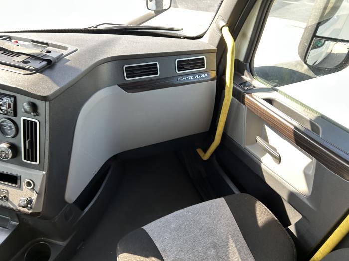2021 Freightliner Cascadia-37