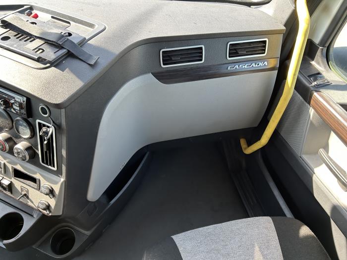 2021 Freightliner Cascadia-35