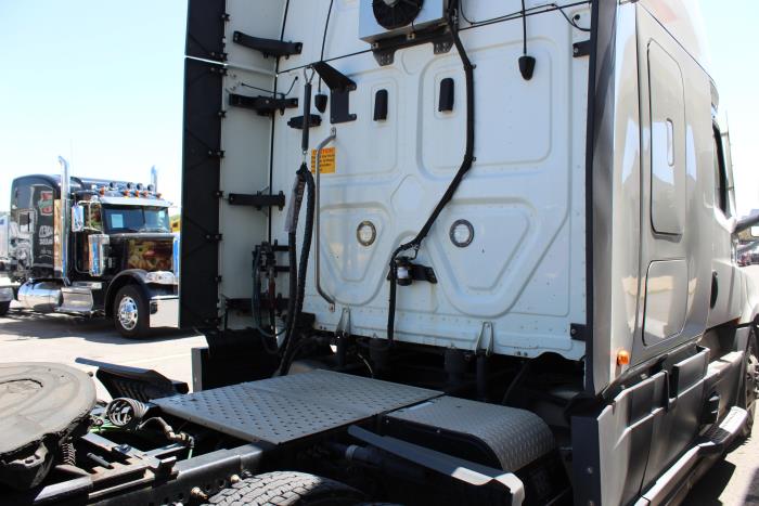 2021 Freightliner Cascadia-6