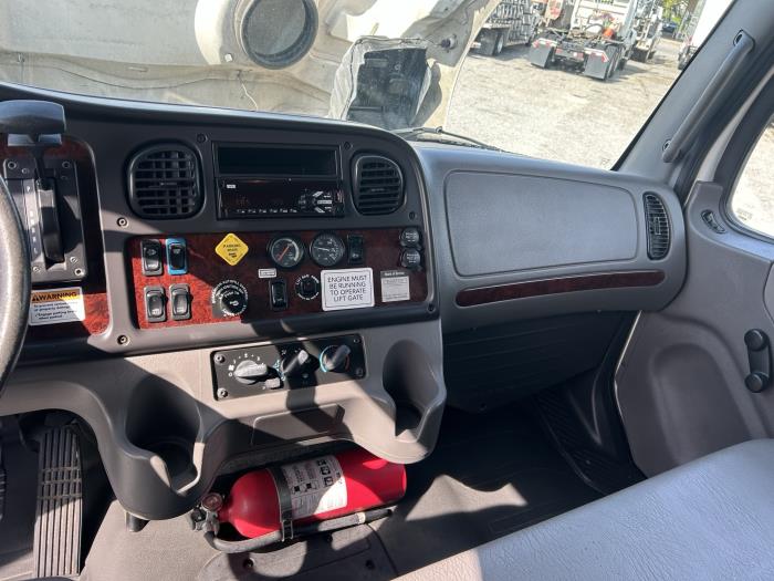 2018 Freightliner Business Class M2 106-18