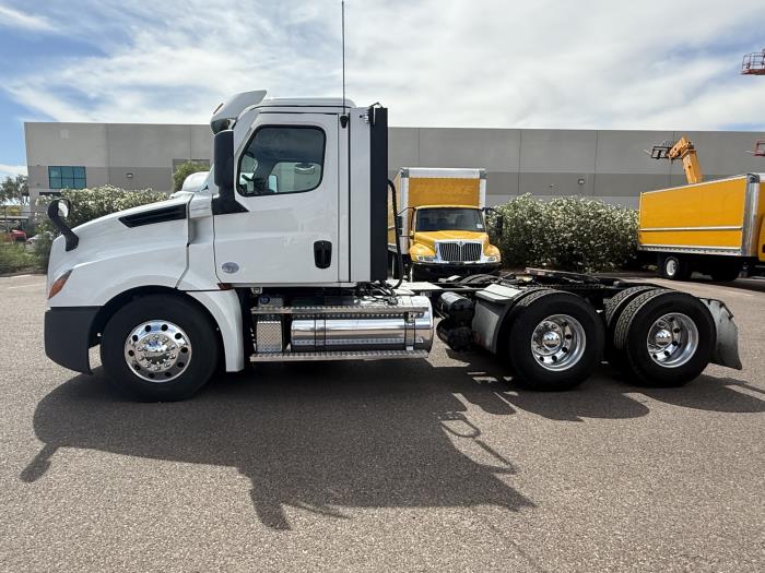2022 Freightliner Cascadia-2