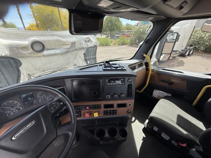 2022 Freightliner Cascadia-12