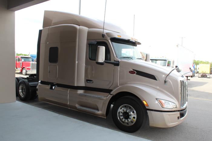2023 Peterbilt 579-8