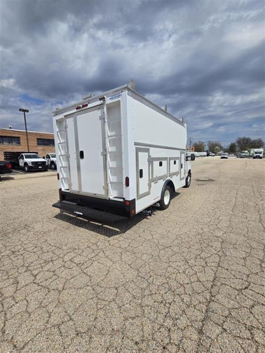 2025 Ford E-350-8