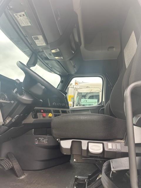 2020 Freightliner Cascadia-4