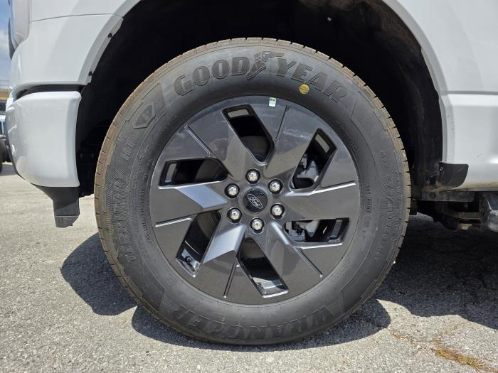 2025 Ford F-150 Lightning-9