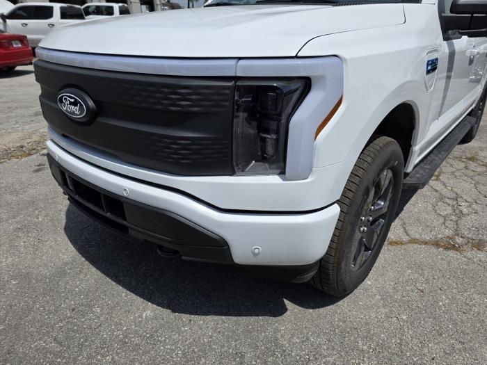 2025 Ford F-150 Lightning-10