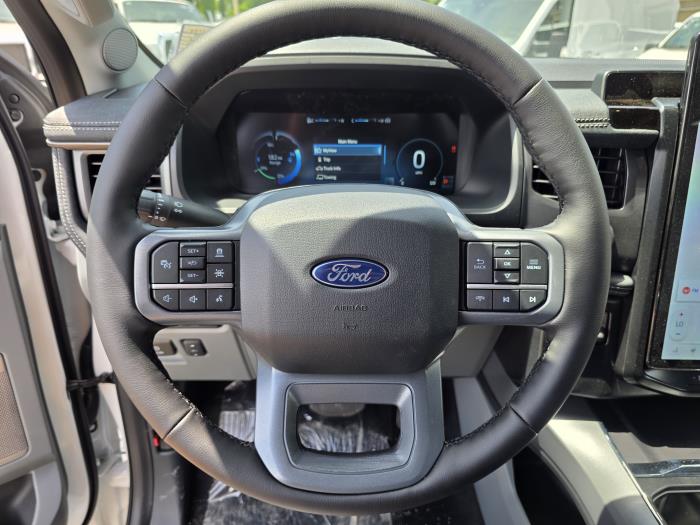 2025 Ford F-150 Lightning-17