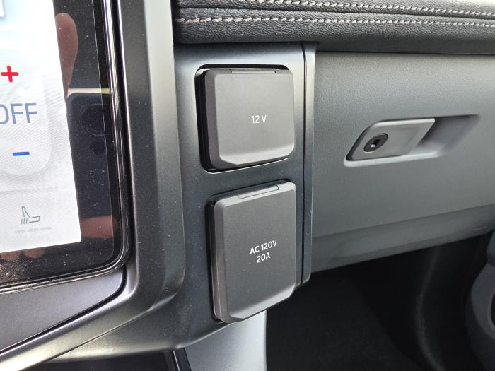 2025 Ford F-150 Lightning-21