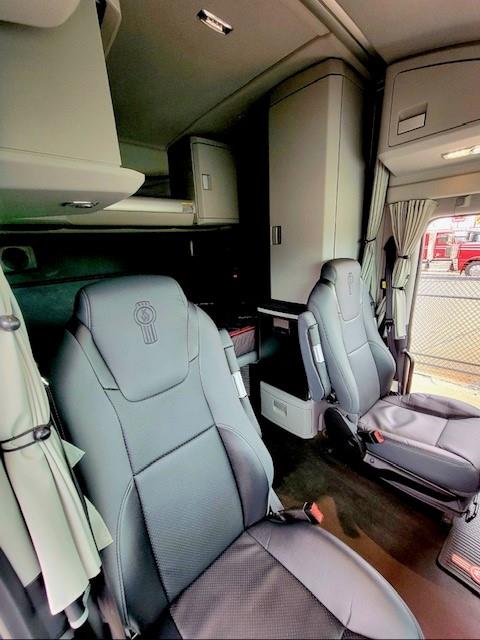 2023 Kenworth W990-27