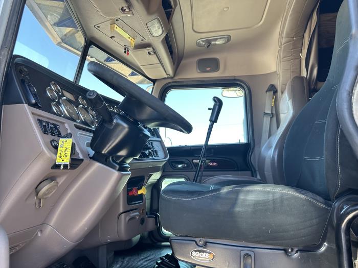 2020 Peterbilt 389-8