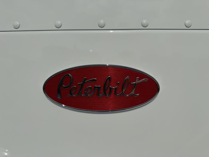 2026 Peterbilt 589-18