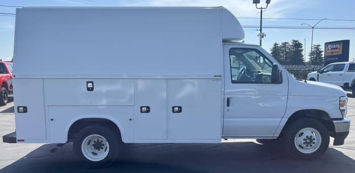 2025 Ford E-350-8