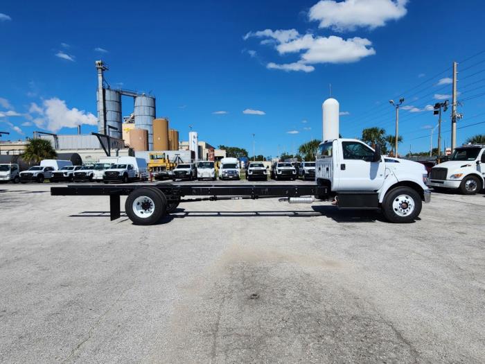 2025 Ford F-750-4