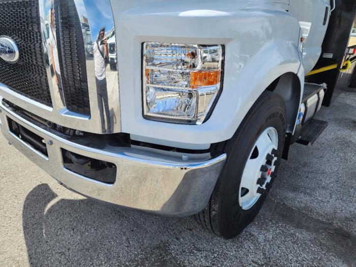 2025 Ford F-750-9