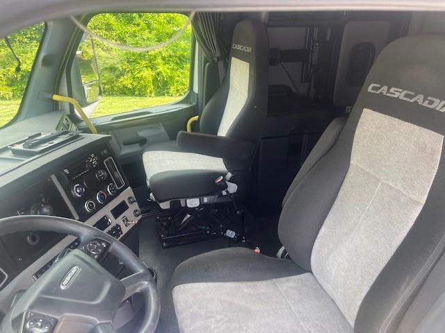 2021 Freightliner Cascadia-16