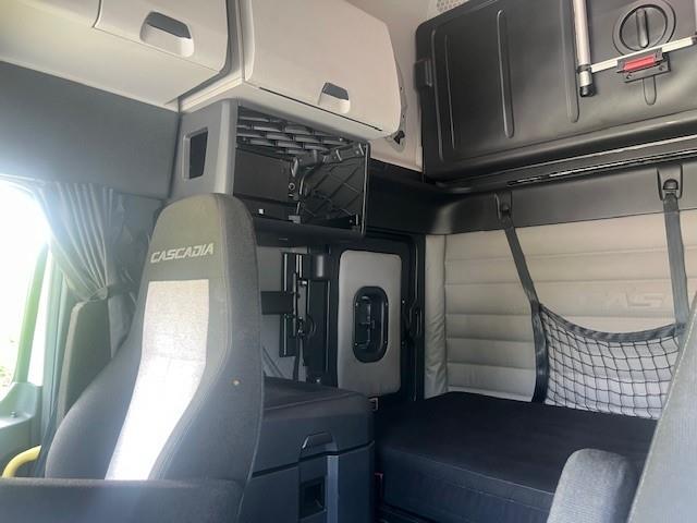 2021 Freightliner Cascadia-21