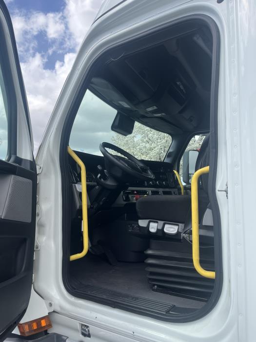 2021 Freightliner Cascadia-9
