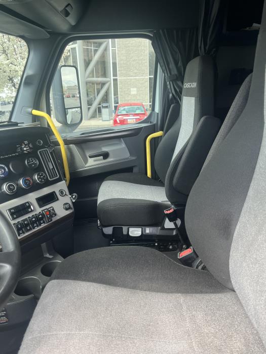 2021 Freightliner Cascadia-12