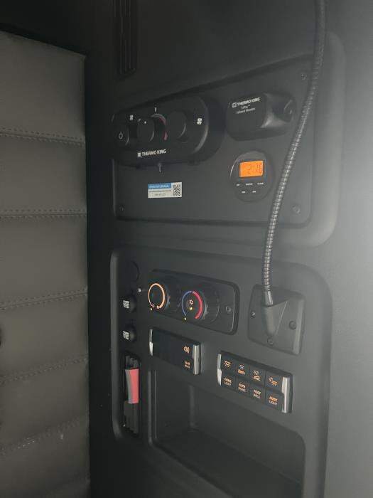 2021 Freightliner Cascadia-15