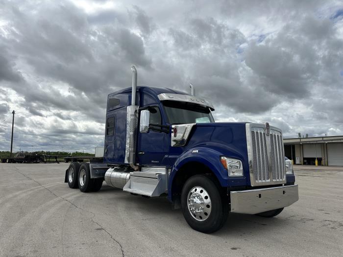 2022 Kenworth W990-1