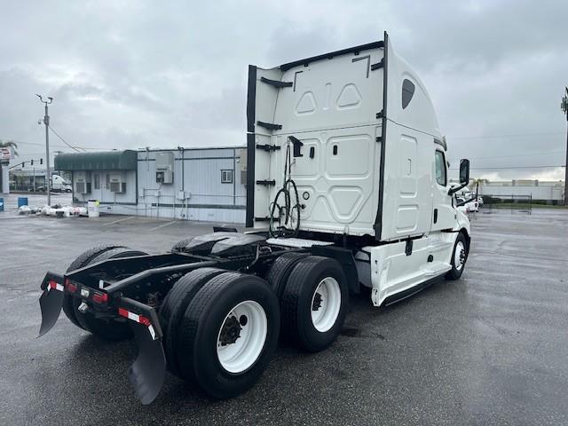 2019 Freightliner Cascadia-7