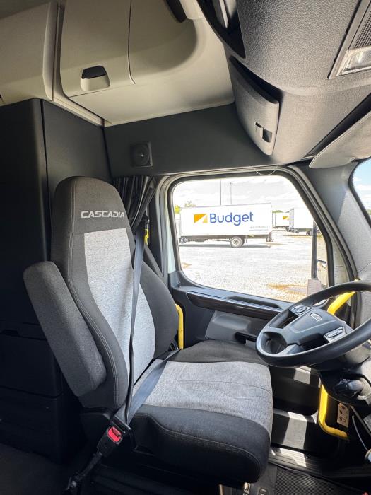 2021 Freightliner Cascadia-14