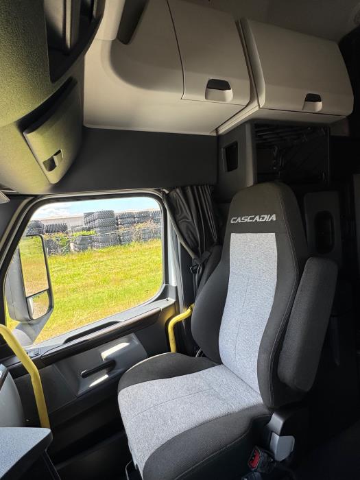 2021 Freightliner Cascadia-15