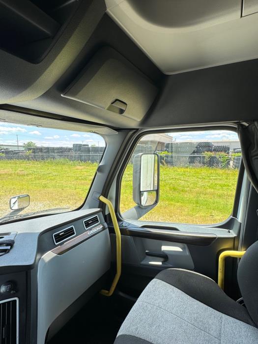 2021 Freightliner Cascadia-16