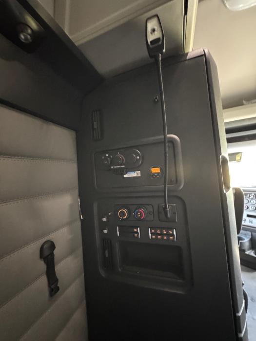 2021 Freightliner Cascadia-21