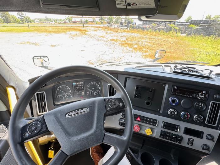 2021 Freightliner Cascadia-12