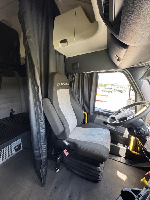 2021 Freightliner Cascadia-15