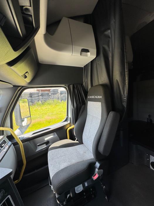 2021 Freightliner Cascadia-17