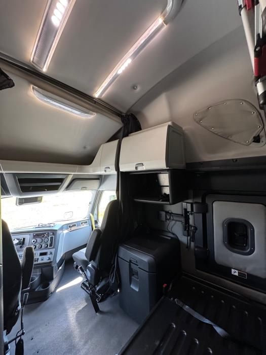 2021 Freightliner Cascadia-22