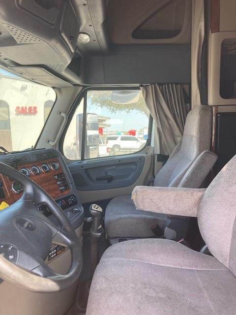 2017 Freightliner Cascadia-6