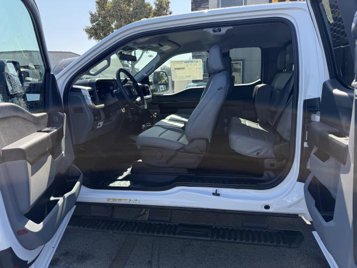 2025 Ford F-550-28