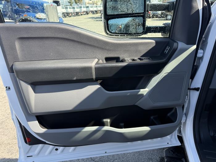 2025 Ford F-550-29