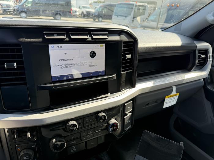 2025 Ford F-550-33