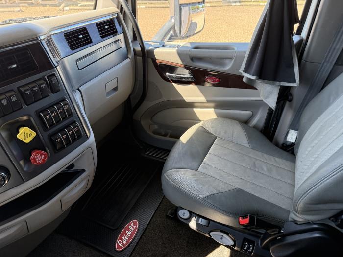 2021 Peterbilt 579-9