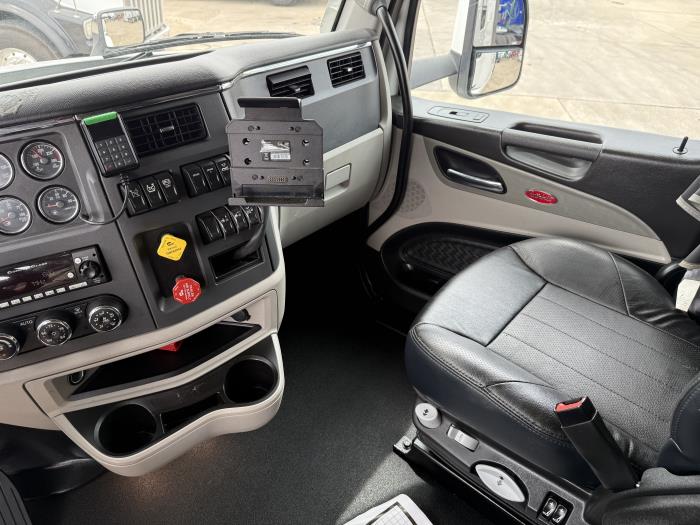 2023 Peterbilt 579-39