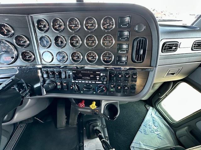 2021 Peterbilt 389-15